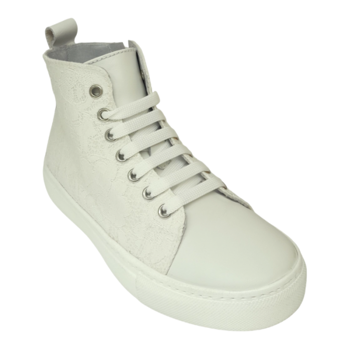 Sneakers bianca alta con decori in pizzo su raso bianco - Chiara Luciani